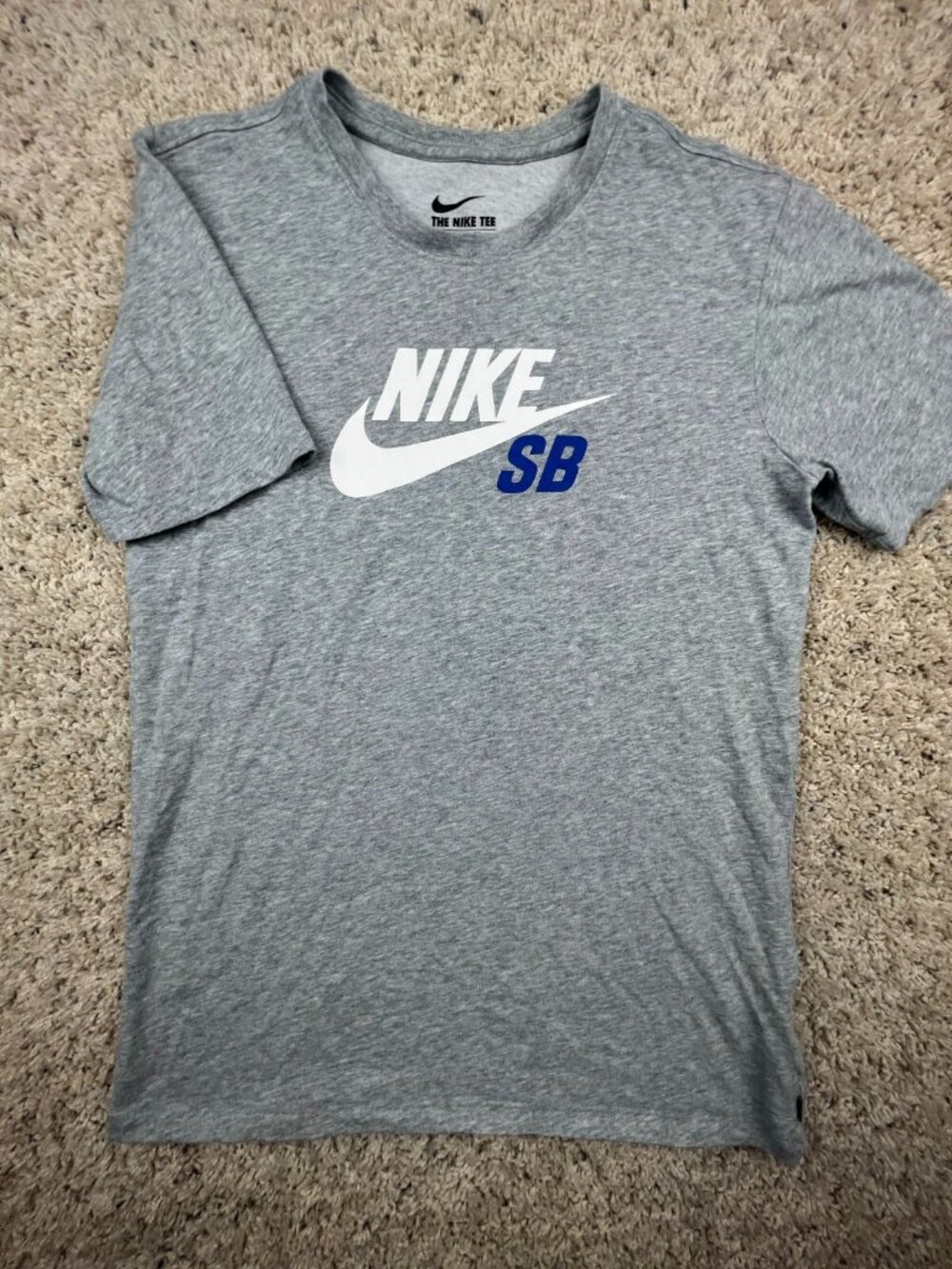 NIKE SB T-SHIRT SIZE SMALL MENS Gray SHORT SLEEVE CREW NECK Athletic Cut